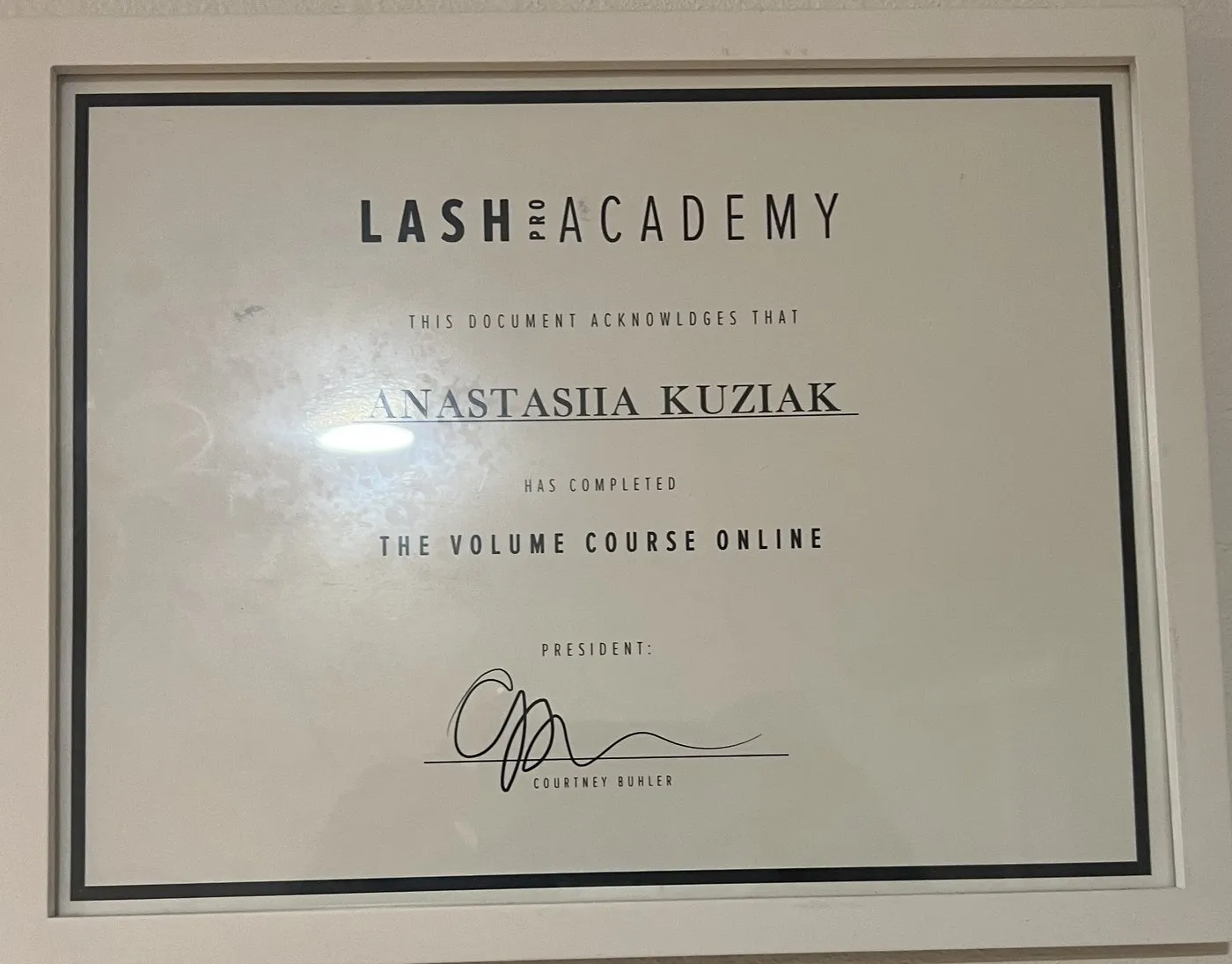 Certificado de The Volume Course otorgado a Anastasiia Kuziak por Lash Pro Academy