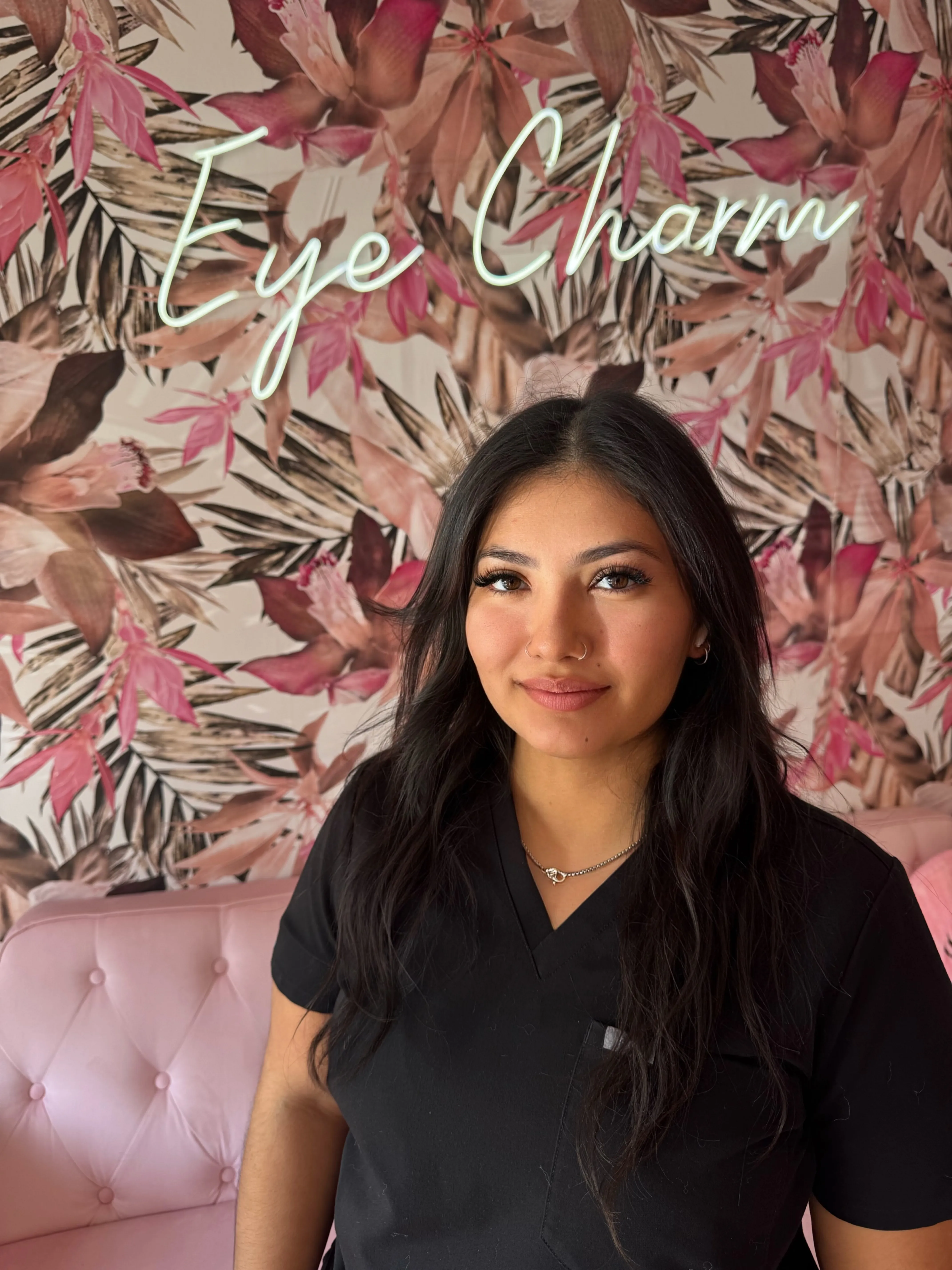 Retrato de Samantha Martell, artista de pestañas en Eye Charm, Austin